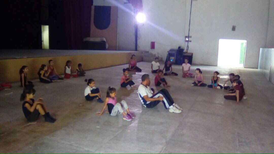 LaVerdadVargas's tweet photo. Vía @AlcaldiaMVargas #AlMomento | @FundesvargasFDV desarrolla el taller de danza vacacional, desde el teatro Pedro Elías Gutiérrez. https://t.co/j83vbv6seo