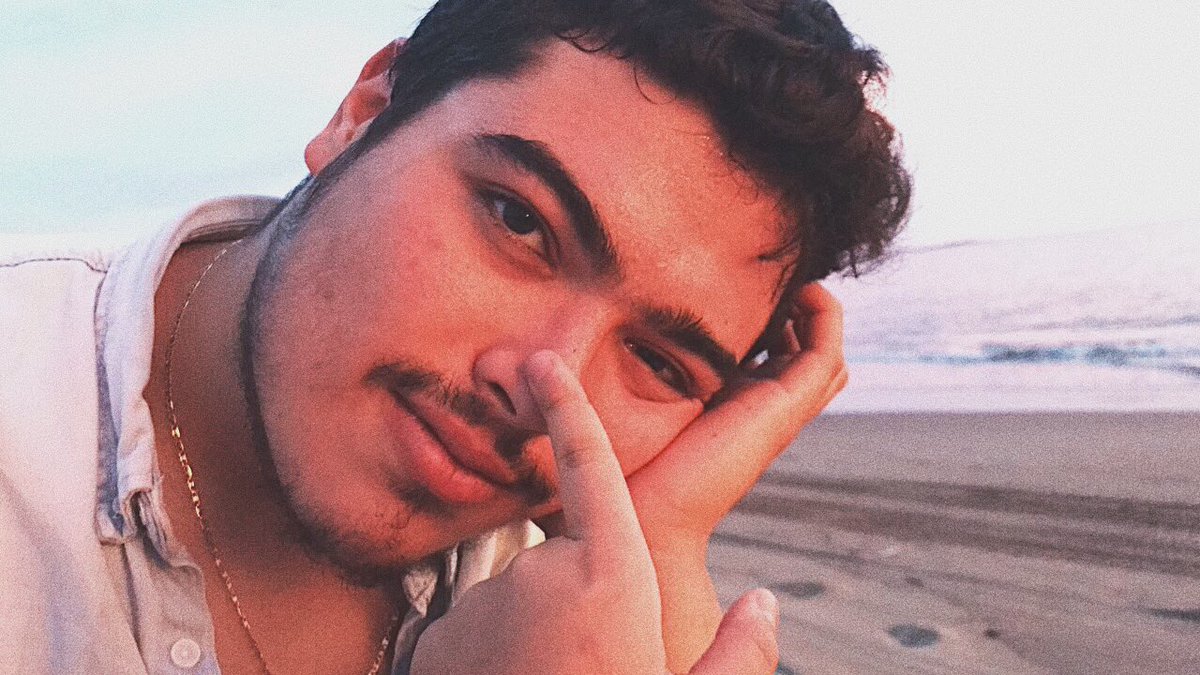 AndreaSal26's tweet photo. Es su cumpleaños 🌝✨ #sunsetskin #molestandolo24/7 https://t.co/GZQ7SbN3WT