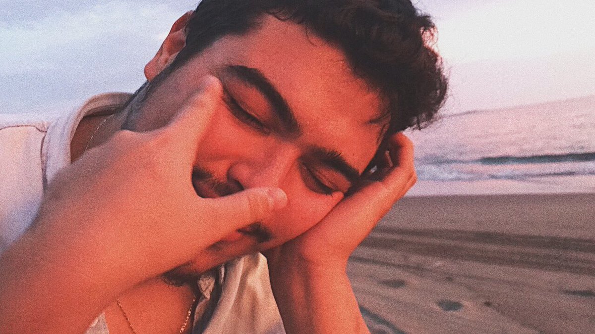 AndreaSal26's tweet photo. Es su cumpleaños 🌝✨ #sunsetskin #molestandolo24/7 https://t.co/GZQ7SbN3WT