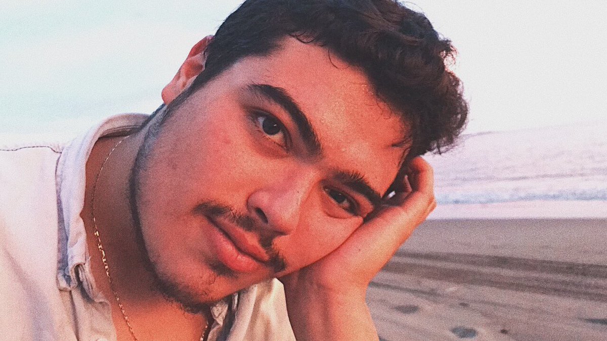 AndreaSal26's tweet photo. Es su cumpleaños 🌝✨ #sunsetskin #molestandolo24/7 https://t.co/GZQ7SbN3WT