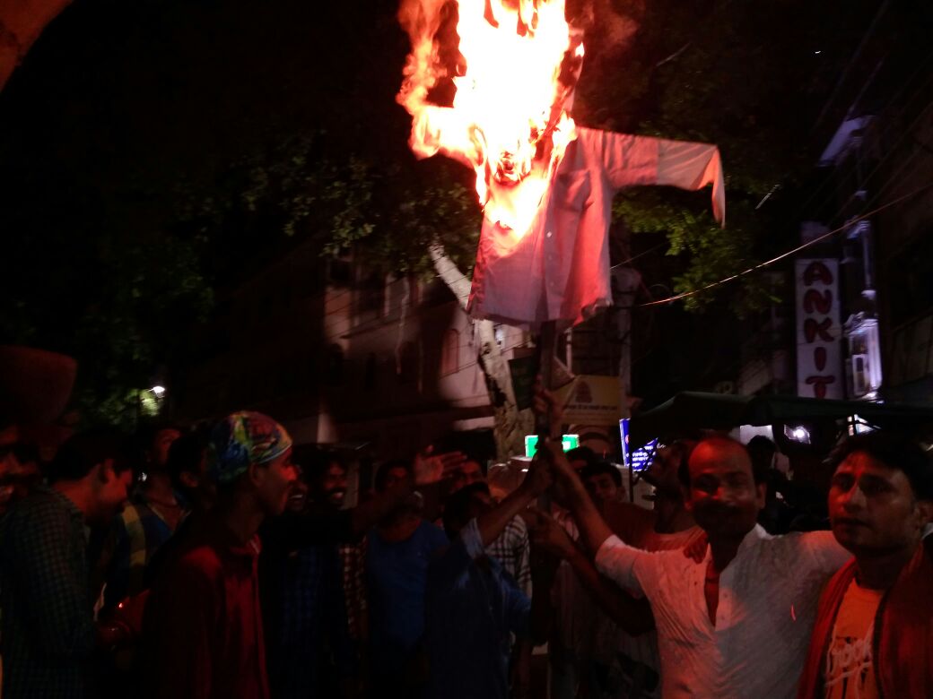 RajeshHSPVNS's tweet photo. हिन्दू समाज पार्टी का वाराणसी में उग्र प्रदर्शन नरेश अग्रवाल को फाँसी दो कमलेश तिवारी को अगर धर्म पर टिपडी करने पर जेल तो नरेश को सरक्षण क्य https://t.co/OxQ66xaIh9