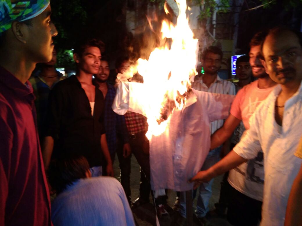 RajeshHSPVNS's tweet photo. हिन्दू समाज पार्टी का वाराणसी में उग्र प्रदर्शन नरेश अग्रवाल को फाँसी दो कमलेश तिवारी को अगर धर्म पर टिपडी करने पर जेल तो नरेश को सरक्षण क्य https://t.co/OxQ66xaIh9