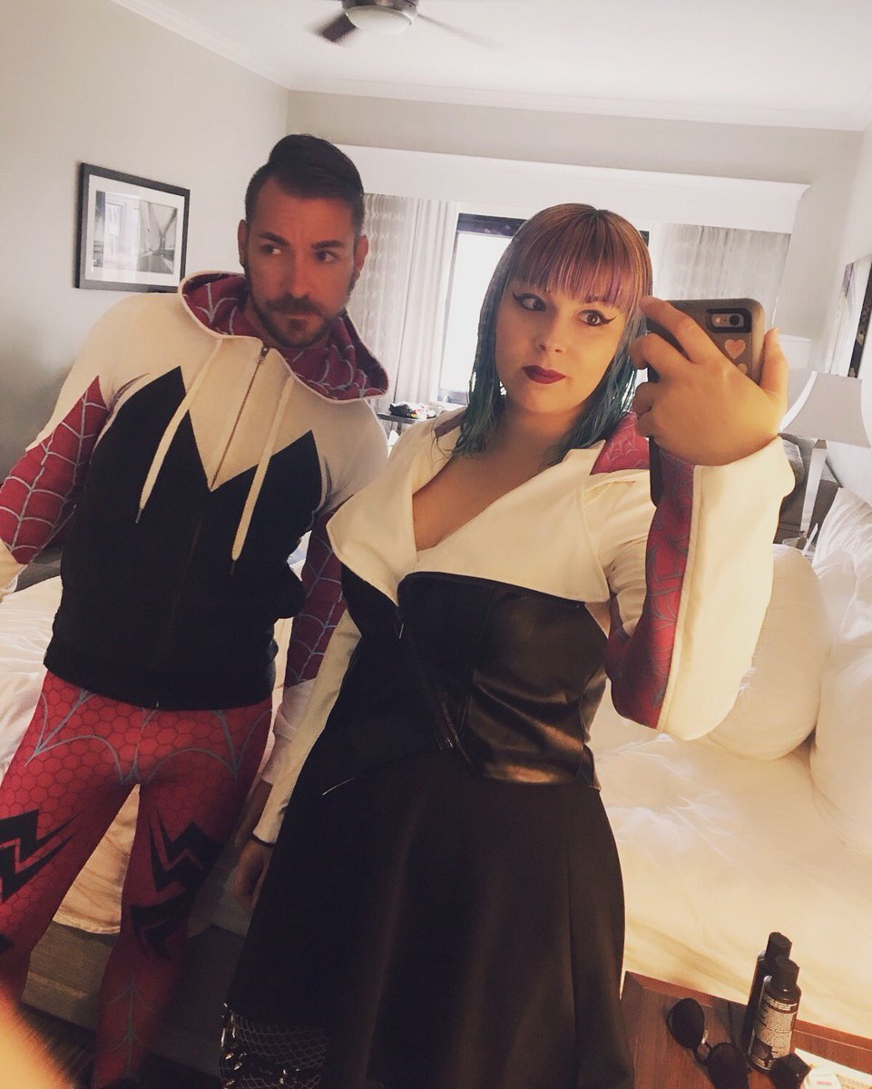 jermlikespie's tweet photo. #SpiderVerse is in full swing with #SpiderGwen at #SDCC. #spiderman #sdcc2017 #genderbent https://t.co/OhPSaay5LK