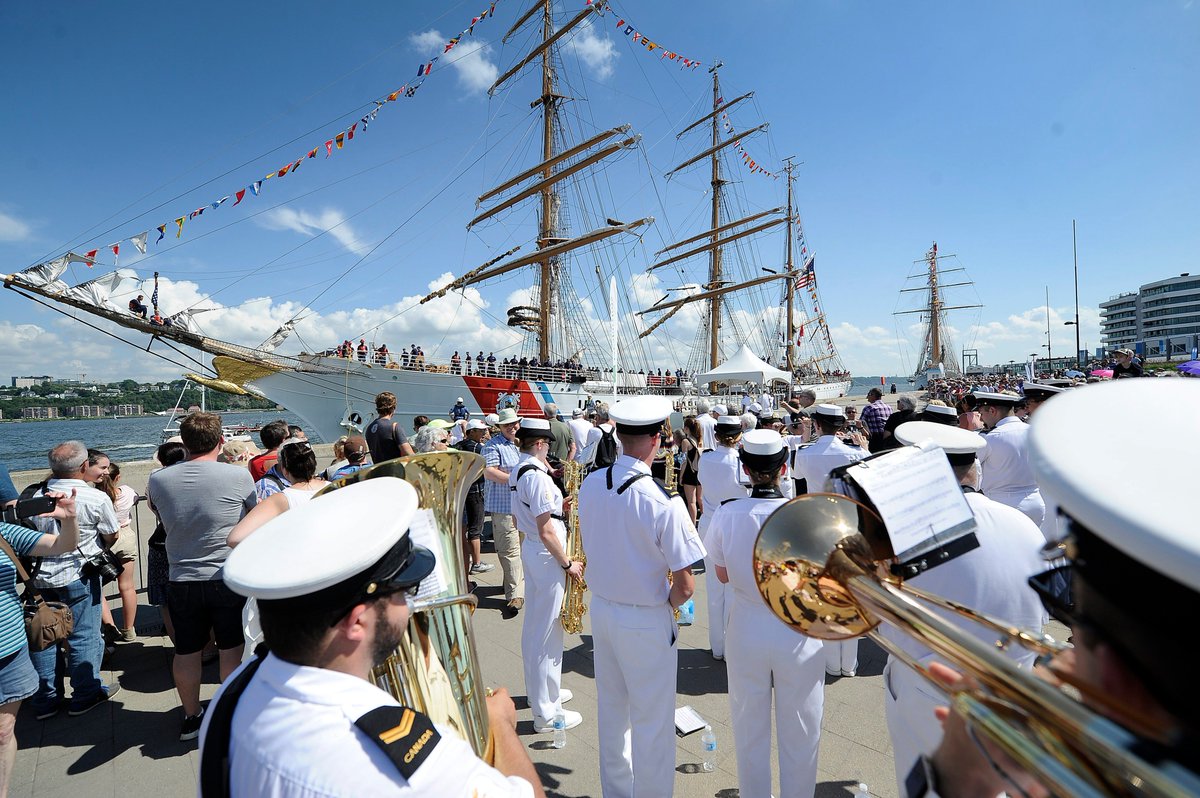 JdeQuebec's tweet photo. #RV2017: 3000 marins en parade dans le Vieux-Québec (@Cote_Sophie) #JDQ #villequebec @villequebec https://t.co/UdqipZQEGm https://t.co/lrokqa40IT