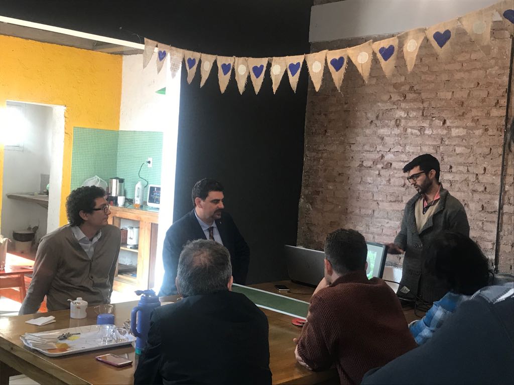 gugamayer's tweet photo. #Mendoza Escuchando a los creadores de @holayecas, la app que les permite a los vecinos subir fotos con sugerencias para sus municipios https://t.co/vfiqXghufu