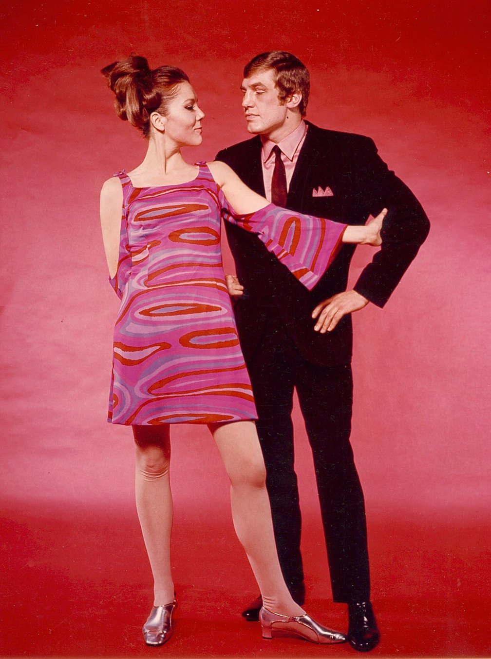 Happy 79th Birthday to a true style icon, Dame Diana Rigg. That  dress andhair and those shoes... 
