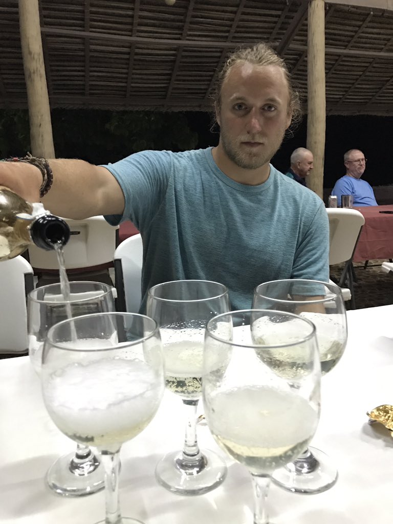 baumlab's tweet image. Serious business. Champagne celebration. Halfway through the gruelling field season. Go team! #KI2017 #coralreefresilience