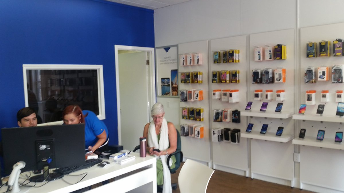 CarmanMB's tweet image. New #bellmts store is open in Carman. Customers are happy to see the store return. Hours Mon-Fri 9-5 Sat 10-4. 4 1st St SW beside Webmarkers