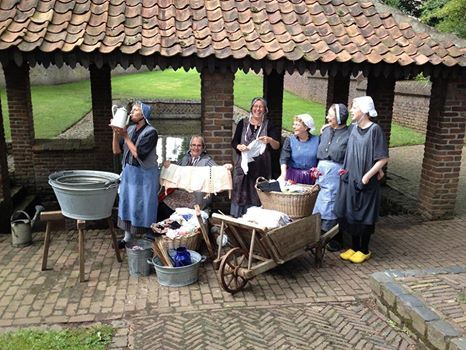 hoevedemiddelt's tweet photo. Historische was demonstratie in Baarlo
Bekijk hoe in vroegere tijden gewassen en gedroogd werd bij de oude wasplaats  #Kastelendorp #Baarlo https://t.co/p2uowi3sm4