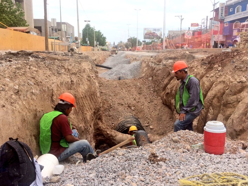 JorgeMoranD's tweet photo. En supervisión de avance de obra del #MetrobusLaguna #Torreón https://t.co/qhdfBS8QHu