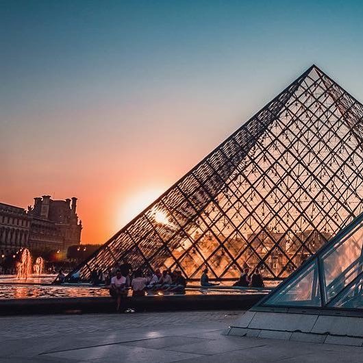 ParisJeTaime's tweet photo. The Louvre Pyramid has became an unmissable monument of Parisian architecture, in front of which visitors like hav… https://t.co/HFUFeF3J3q https://t.co/3jnvOsHvwd