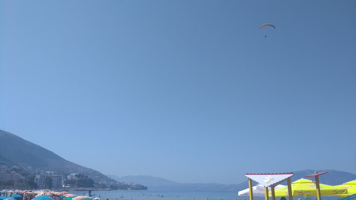 SH_Jins's tweet photo. Te weinig uitzicht? Dan maar een vluchtje van de berg. Zoek de vliegende Jin! #allemaalveiliggeland #onvergetelijk #parapente https://t.co/NstR62DR13