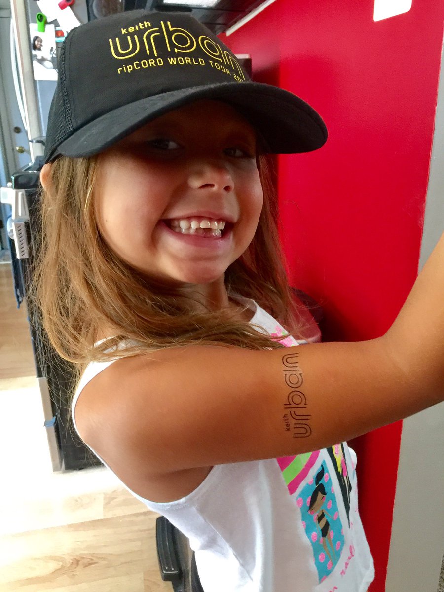 DeenaUrban's tweet photo. Mia is READY to make the hike to Mt Pleasant today to see her Keithy!! @KeithUrban #miaandkeithy #secondDate @FrankieBallard https://t.co/7RYPmAglRV