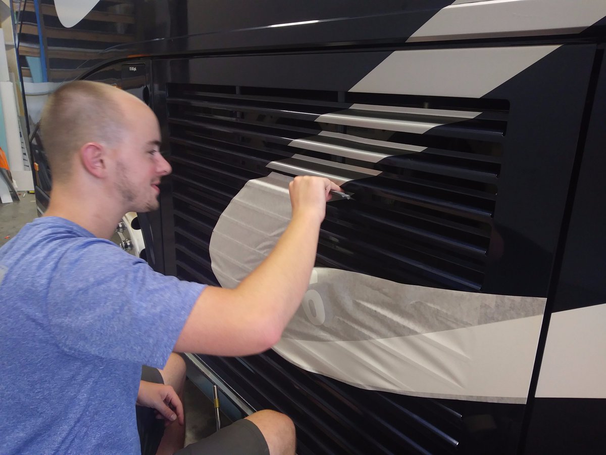 PremierDecal502's tweet image. Install for Shockey Tours. Paying attention to those many cuts. #Bus #Busgraphics #fleetgraphics