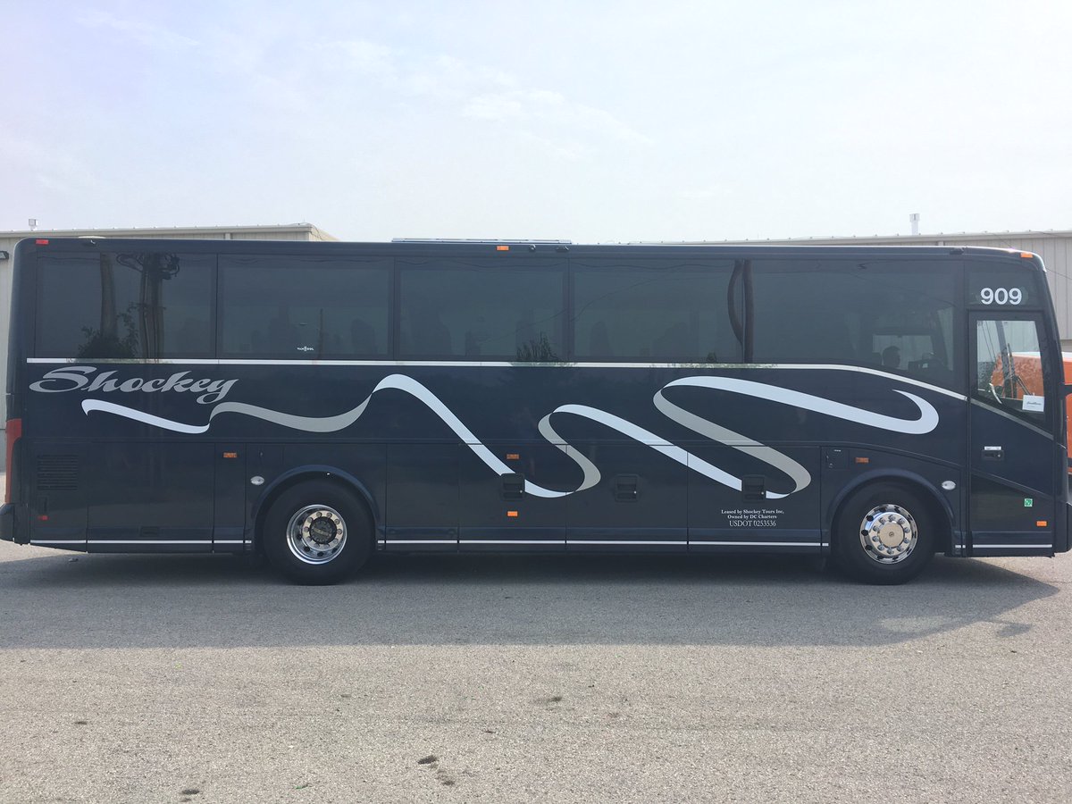 PremierDecal502's tweet image. Install for Shockey Tours. Paying attention to those many cuts. #Bus #Busgraphics #fleetgraphics
