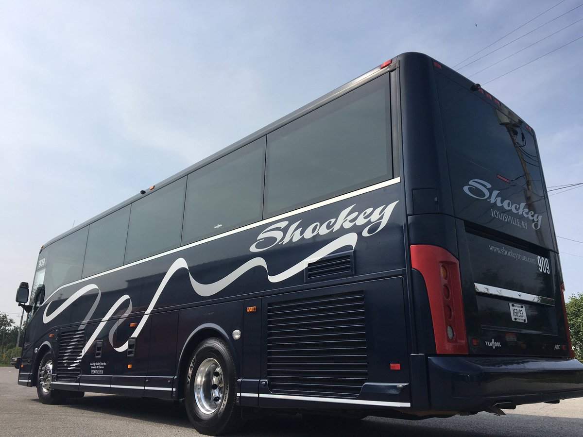 PremierDecal502's tweet image. Install for Shockey Tours. Paying attention to those many cuts. #Bus #Busgraphics #fleetgraphics