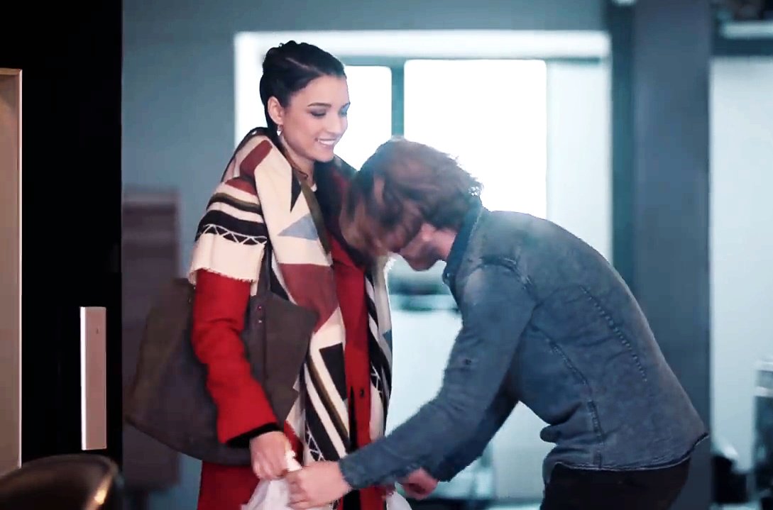 Kapıda karşıladı😏