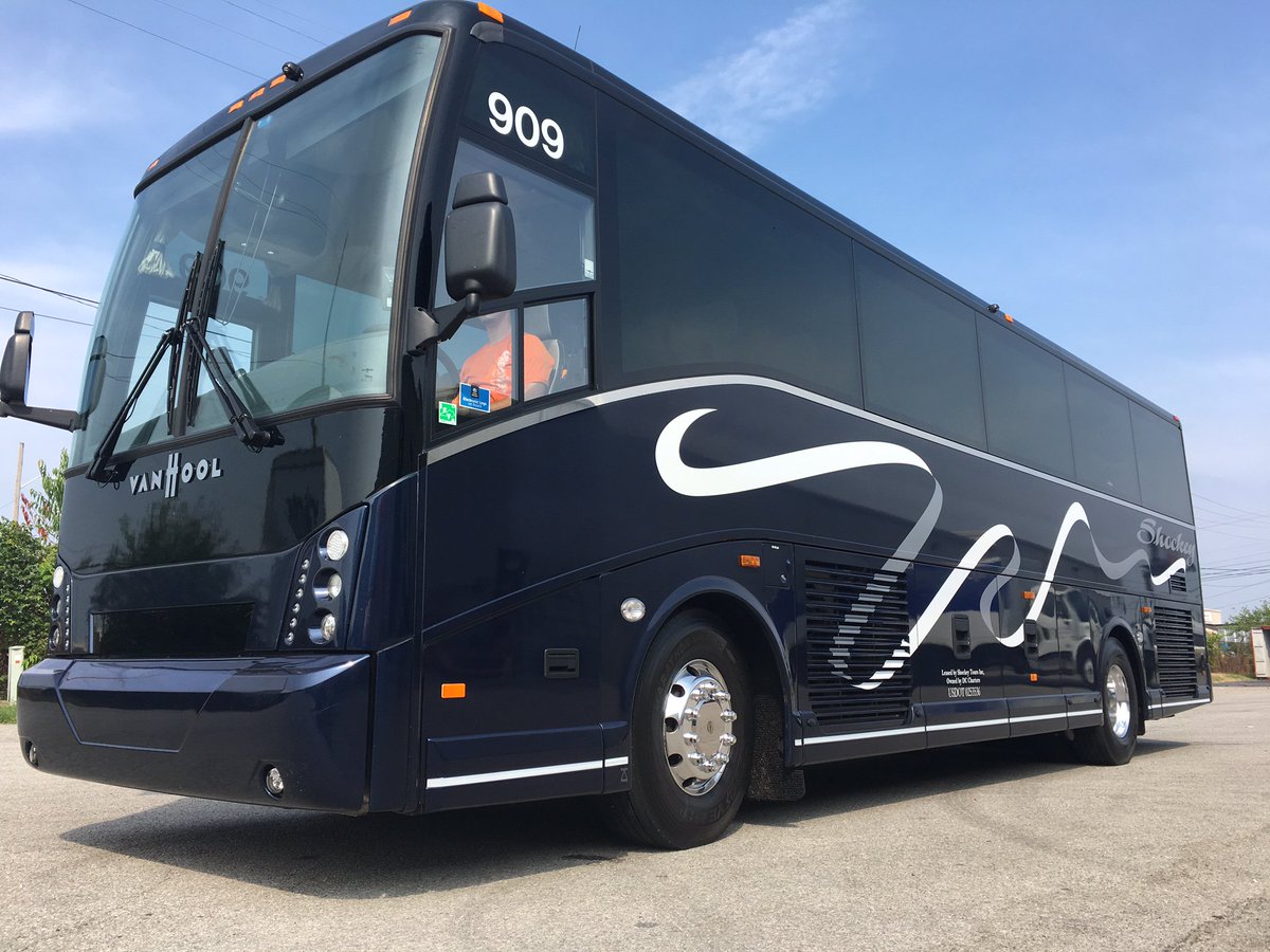 PremierDecal502's tweet image. Install for Shockey Tours. Paying attention to those many cuts. #Bus #Busgraphics #fleetgraphics