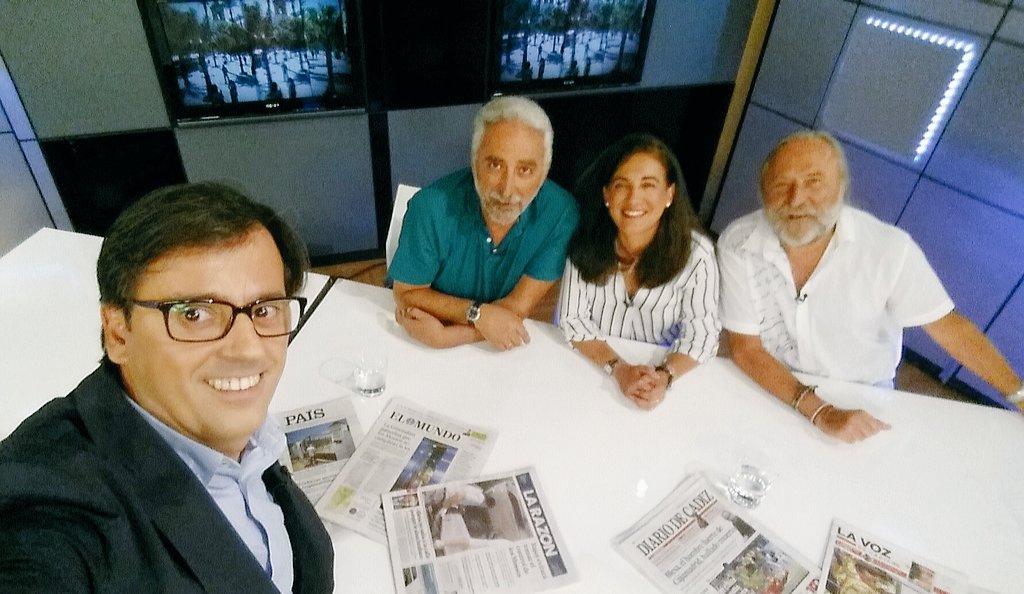 Hoy #Diadelaluna
En #TertuliadelMirador 
también tuvimos nuestro momento alunizante 🌚🚀
o era alucinante? 😂😂
📡Houston tenemos un problema