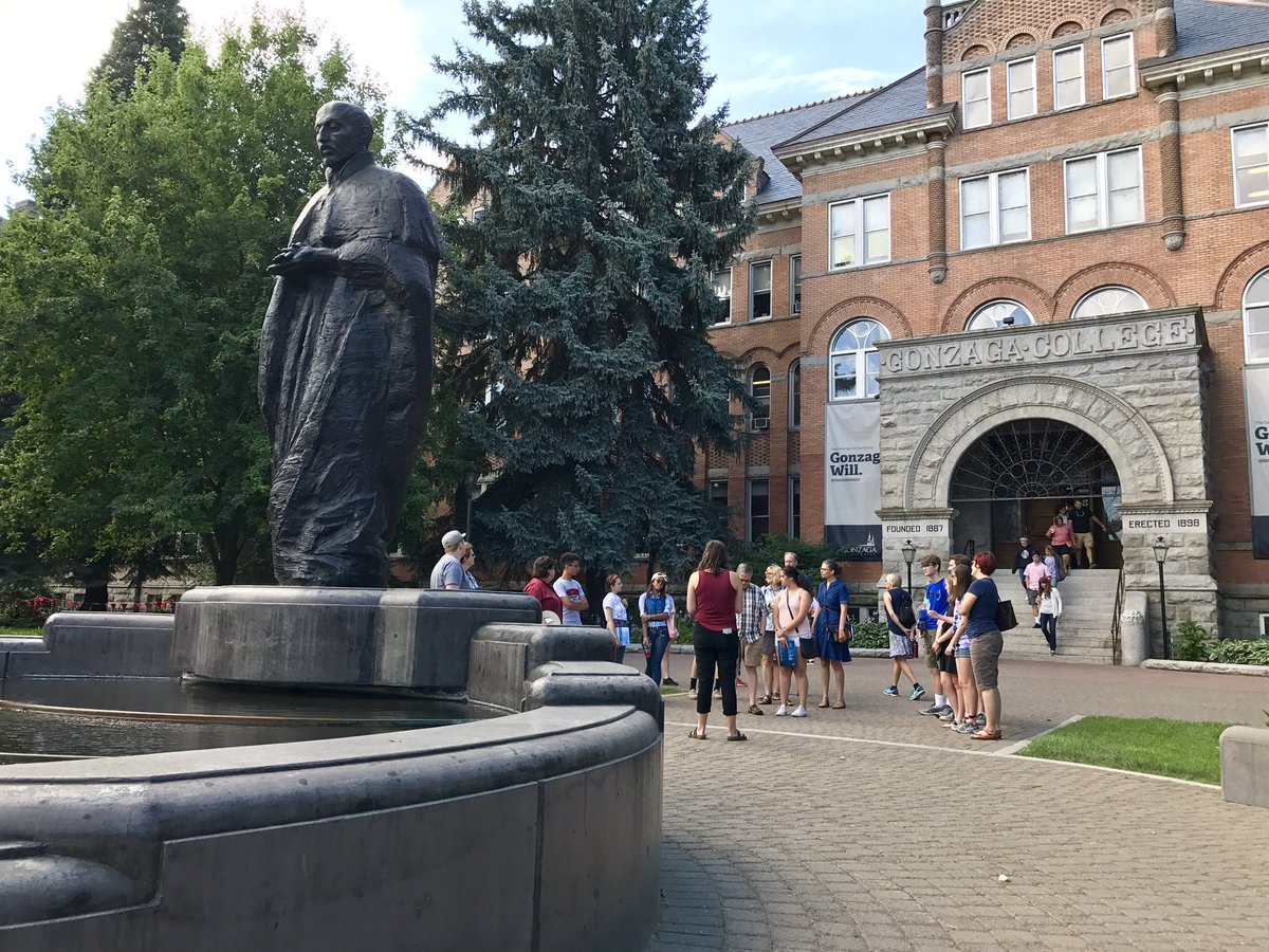 robj_harris's tweet photo. I remember when I was a high schooler touring colleges. Hey kids, pro tip: choose @GonzagaU. #ZagUp #ZagForLife https://t.co/GlnIYetfAs