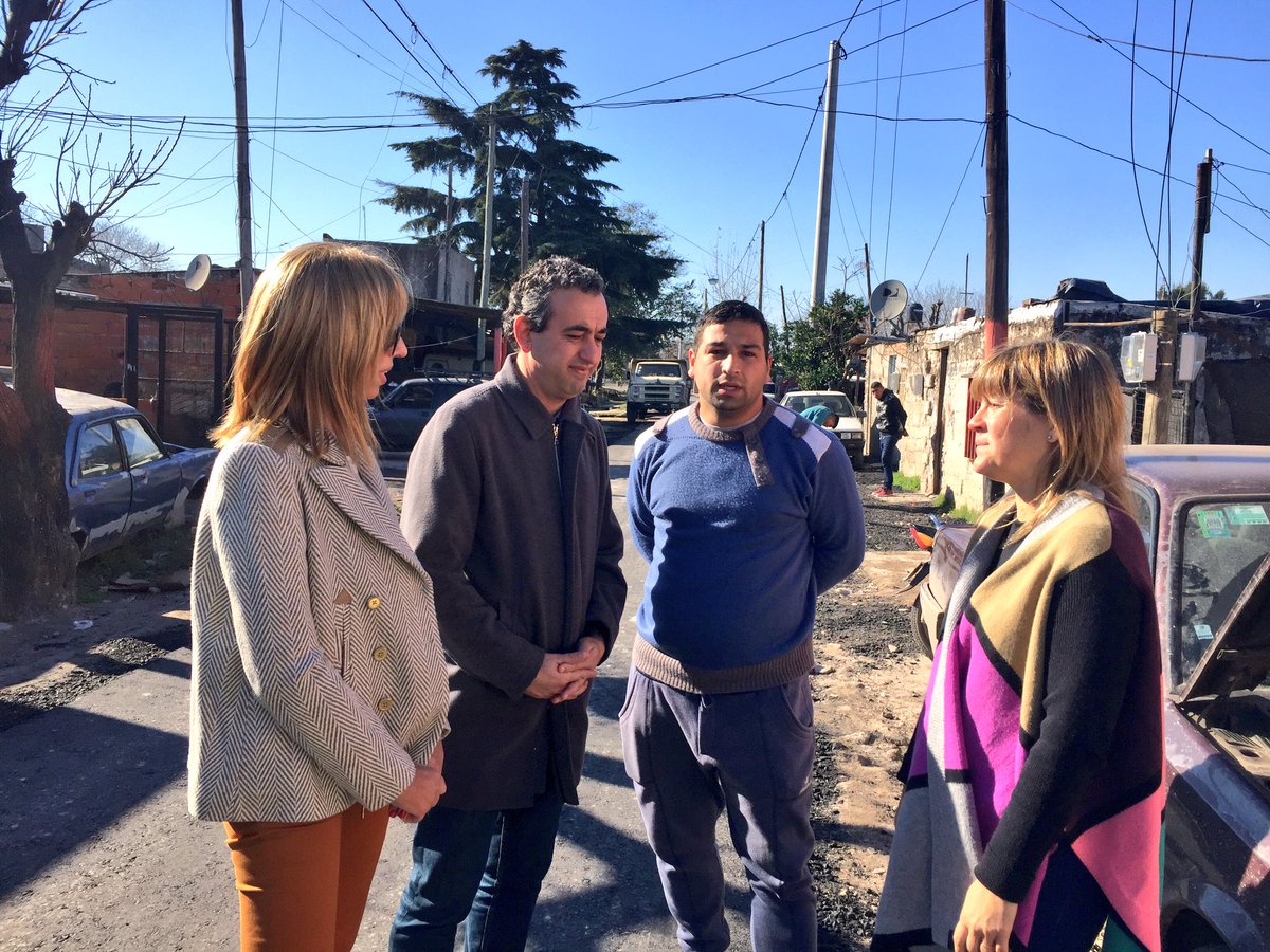 VeroIrizar's tweet photo. #Hoy también caminamos por calle Rafaela y hablamos con vecinxs de #BarrioLudueña donde recientemente estuvieron pavimentando #MásObras https://t.co/Fphf9ispRY