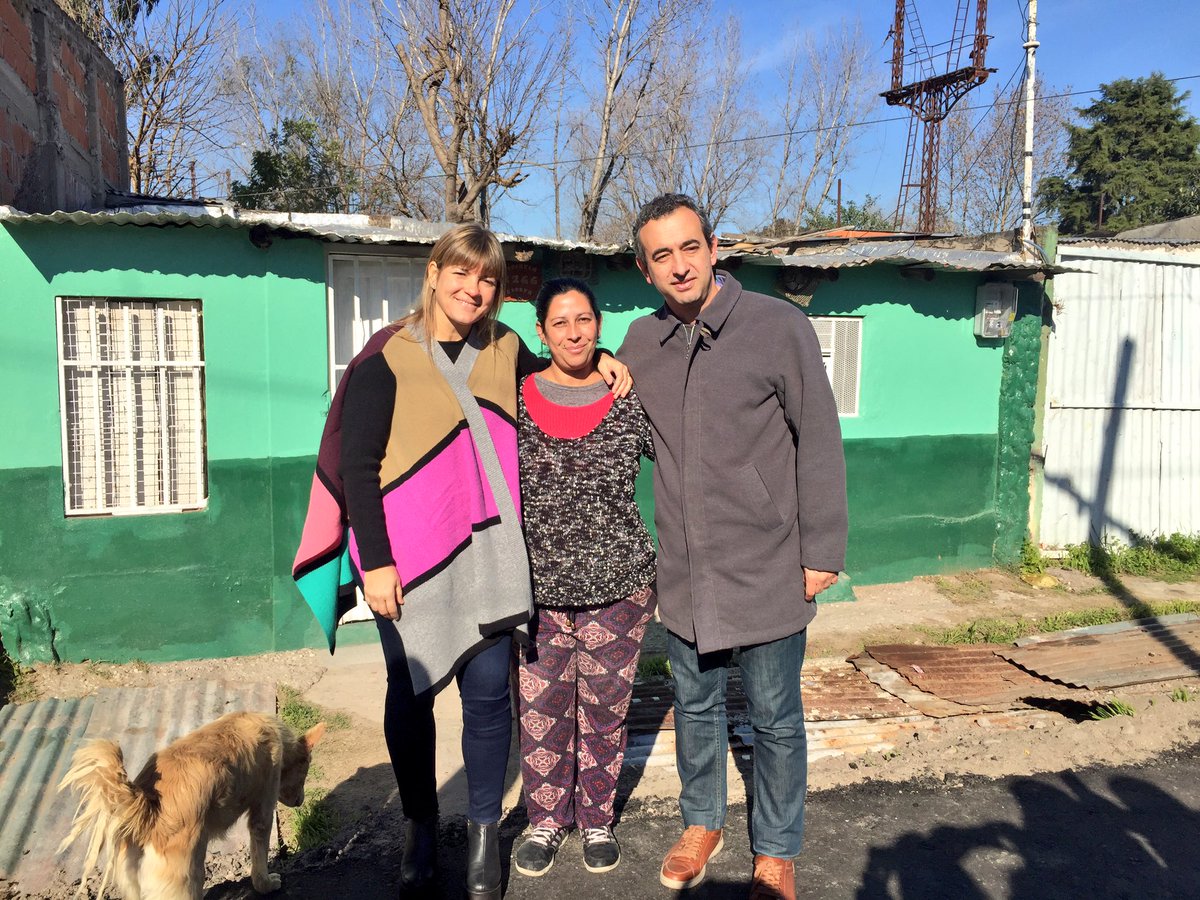 #Hoy también caminamos por calle Rafaela y hablamos con vecinxs de #BarrioLudueña donde recientemente estuvieron pavimentando #MásObras