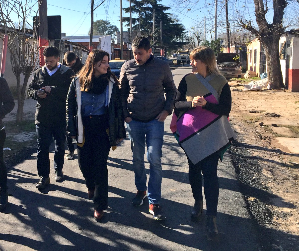 VeroIrizar's tweet photo. #Hoy también caminamos por calle Rafaela y hablamos con vecinxs de #BarrioLudueña donde recientemente estuvieron pavimentando #MásObras https://t.co/Fphf9ispRY