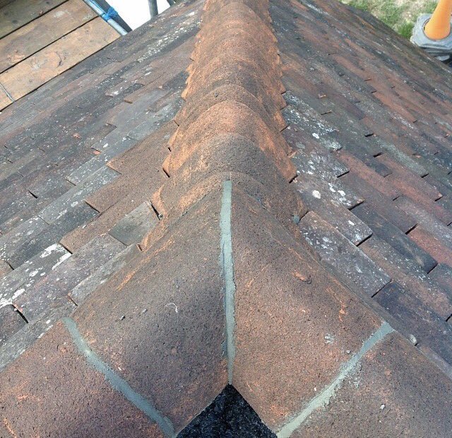KentClayTiles's tweet photo. Our Spicer fittings are an ideal choice for matching in with reclaimed tiles. #reclaim #Spicer #roofing #kentpegs #handmadetiles https://t.co/NQ7OGUMH8S