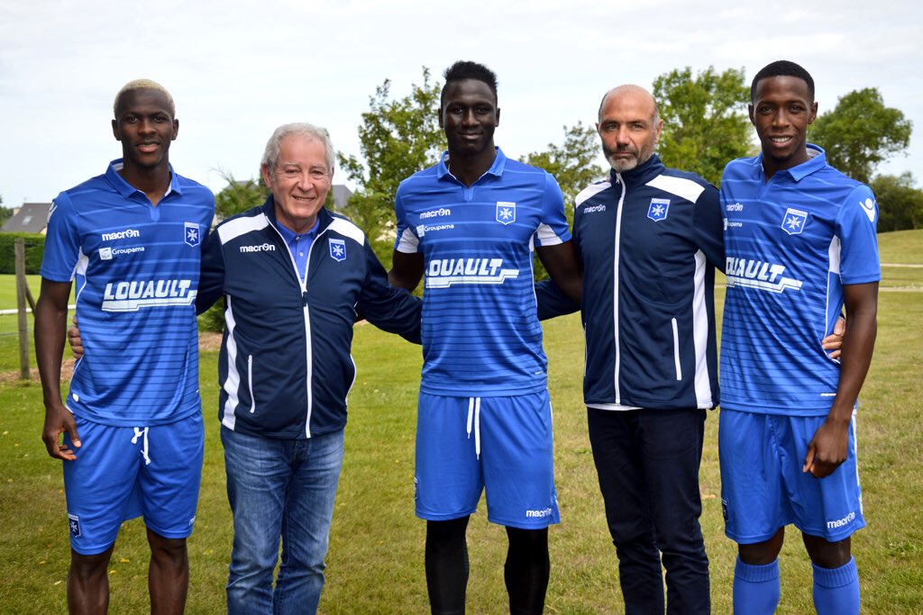 AJA's tweet photo. 📸😁 Les 3 dernières recrues Yattara, Sané &amp; Touré avec le Président Francis Graille et le Directeur Sportif Cédric Daury
#TeamAJA 🔵⚪️ https://t.co/eaa6X1ISc8