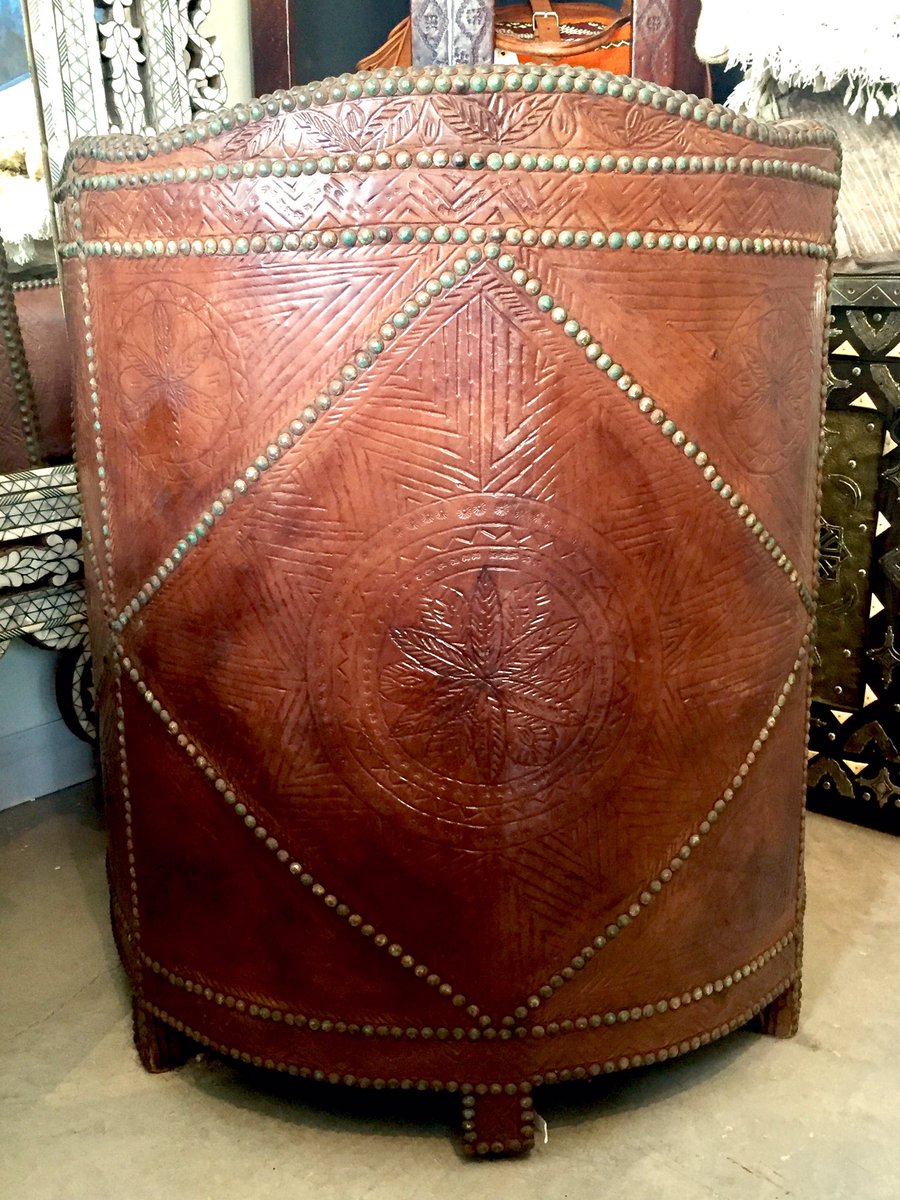 treeoflife_home's tweet photo. Come take a look at our wide variety of #furniture & #handcrafted #authenticleather pieces. There is something for everyone! #design #decor https://t.co/hkX76hyVil