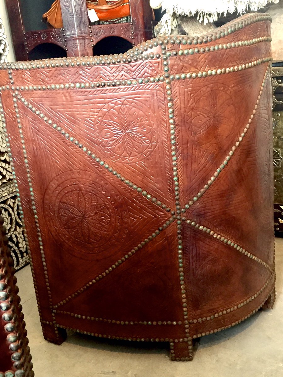 treeoflife_home's tweet photo. Come take a look at our wide variety of #furniture & #handcrafted #authenticleather pieces. There is something for everyone! #design #decor https://t.co/hkX76hyVil
