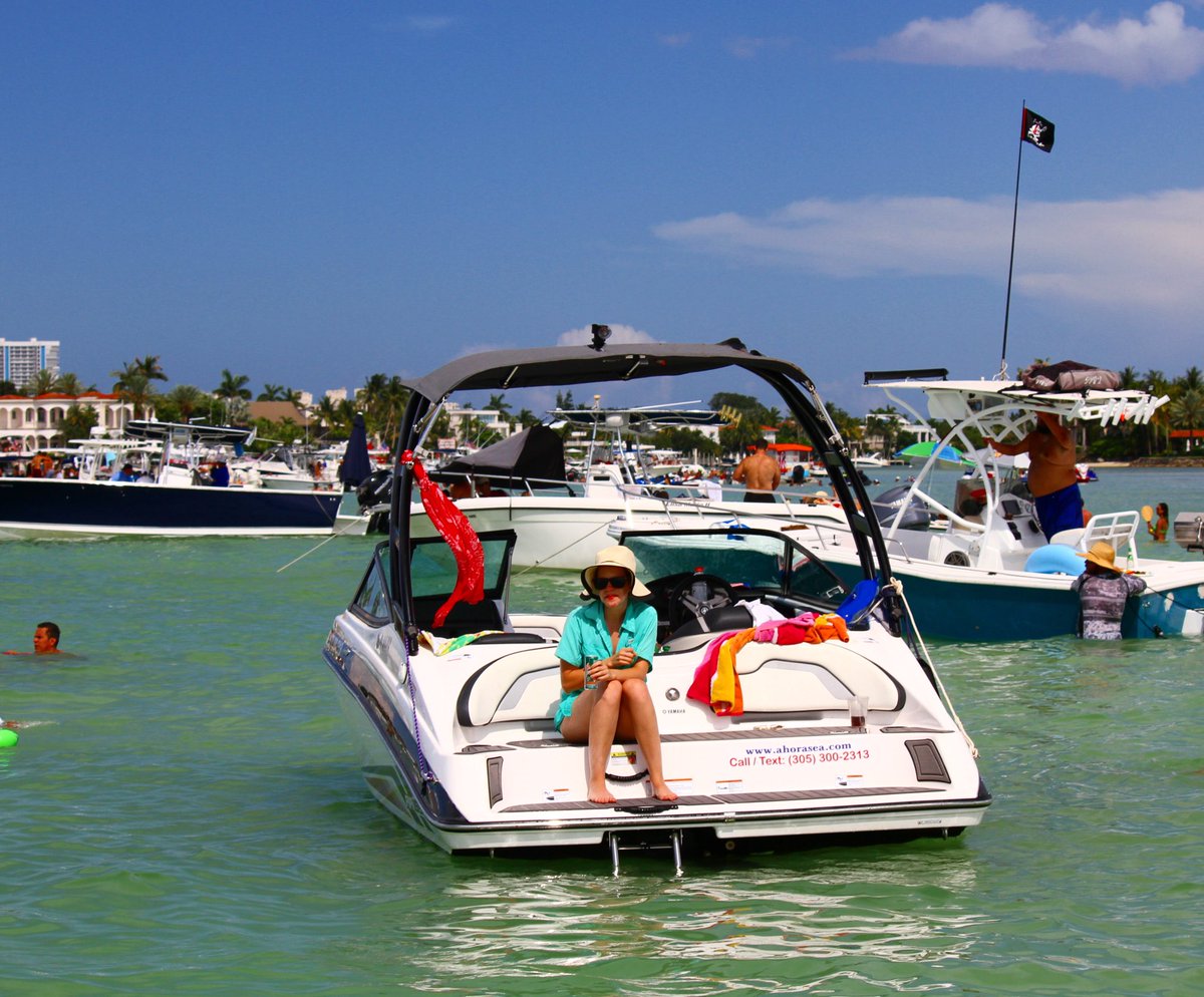 OfficialBoatMe's tweet photo. Big boat, little boat it doesn't matter as long as your on a boat! Check out our boat selection to book your boat for the weekend #boatMe https://t.co/nps0YRqdeE