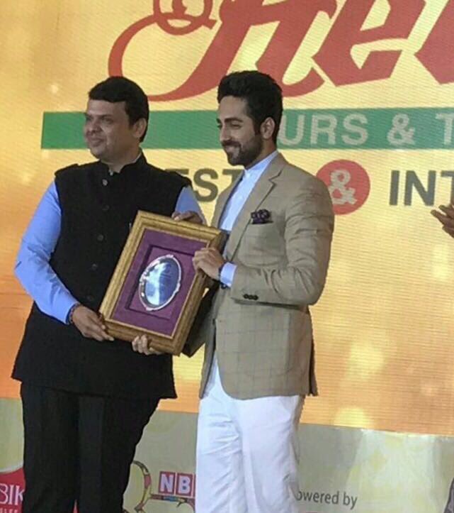 ayushmannk's tweet photo. Got felicitated by CM of Maharashtra Sh. Devendra Fadnavis. Thanks sir. Thanks Navbharat Times @NBTMumbai. #nbtutsav2017 https://t.co/Q685e7lBH5