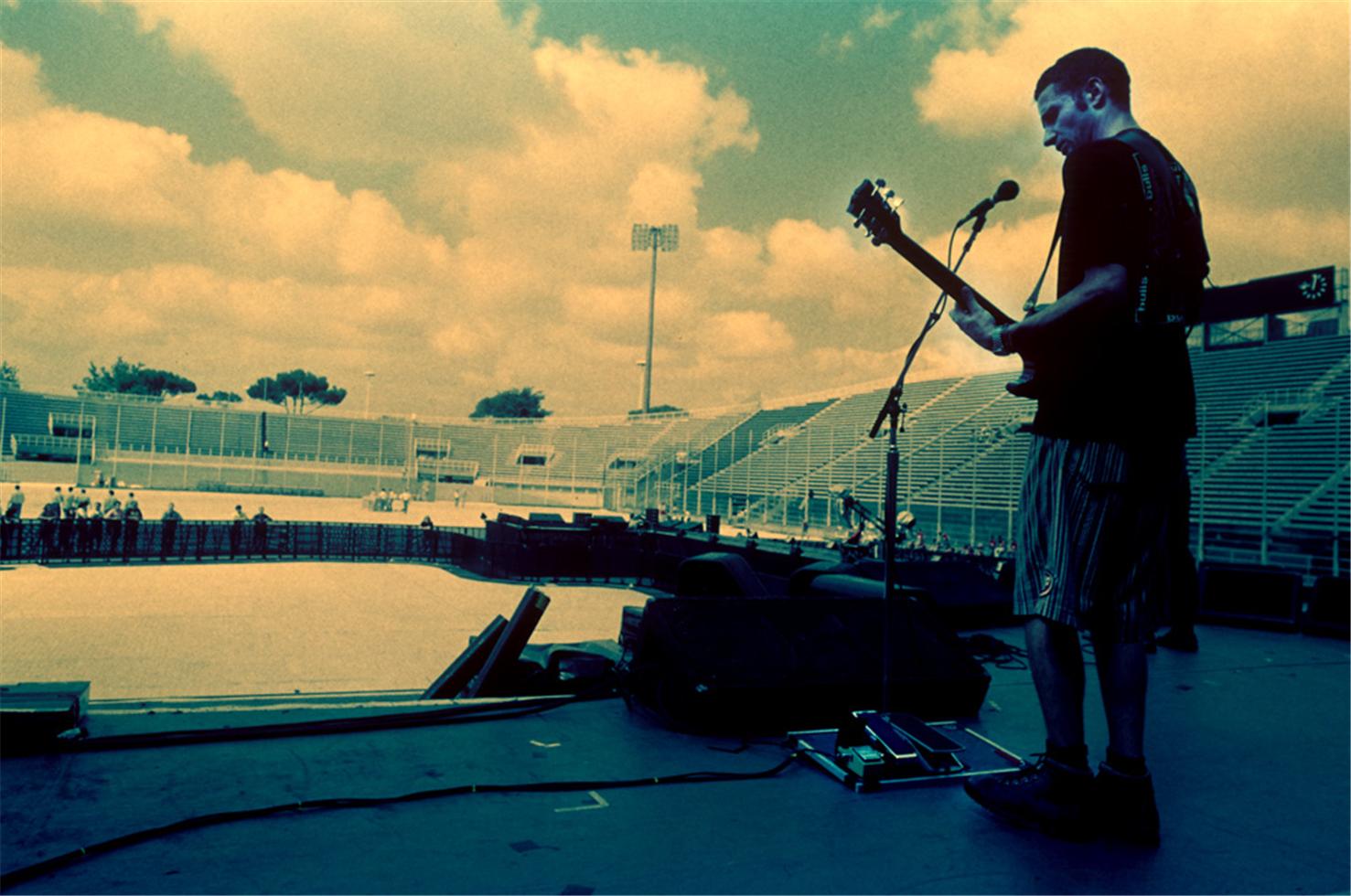 Happy birthday to rhythm guitarist Stone Gossard! 