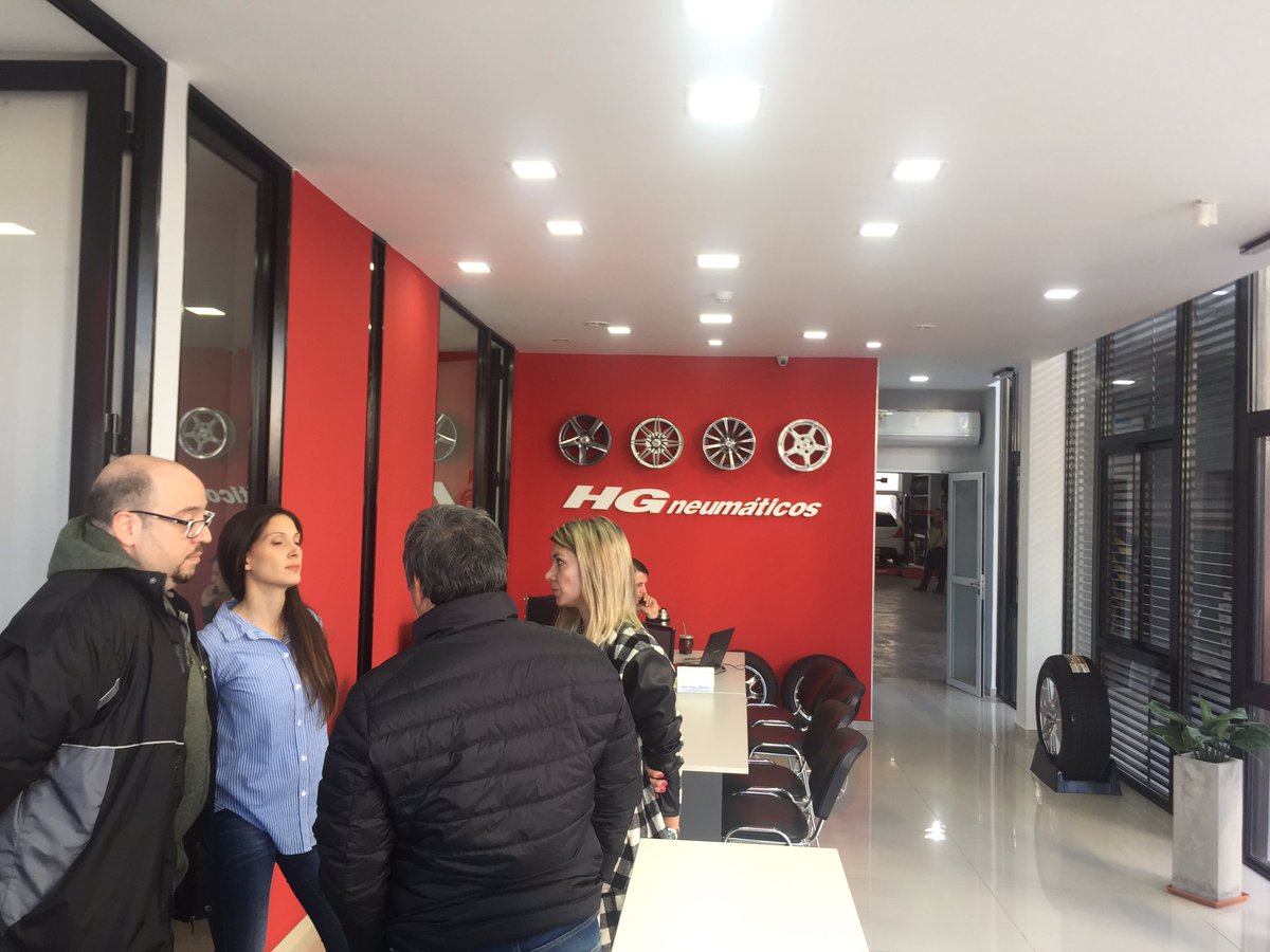 katyablanc's tweet photo. 👉Estuvimos visitando el comercio HG neumáticos y llevando la propuesta que tiene el gobierno 👈@domingopeppo @horaciorey @robertolugo71 https://t.co/fwpAmx6K71