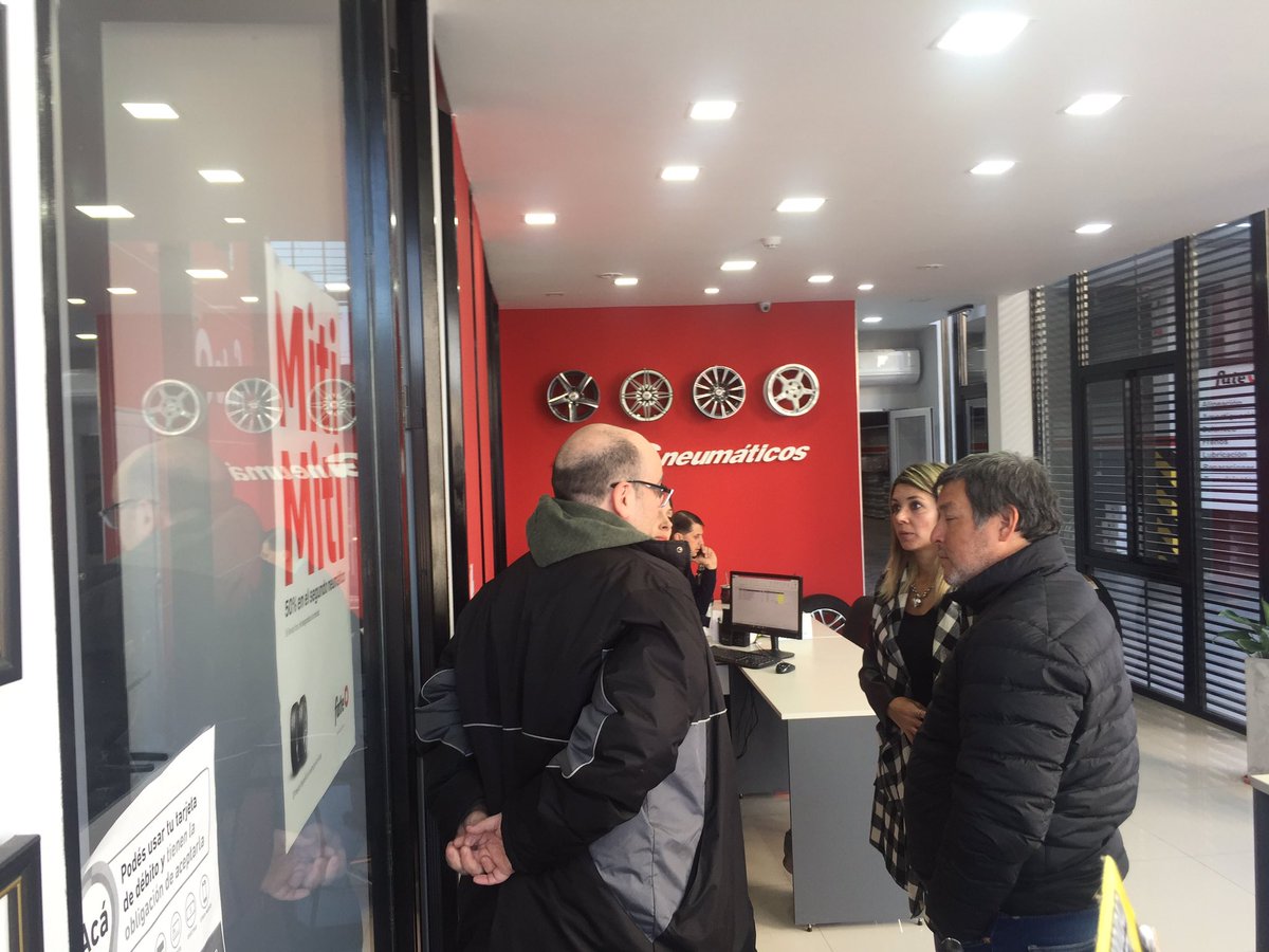 katyablanc's tweet photo. 👉Estuvimos visitando el comercio HG neumáticos y llevando la propuesta que tiene el gobierno 👈@domingopeppo @horaciorey @robertolugo71 https://t.co/fwpAmx6K71