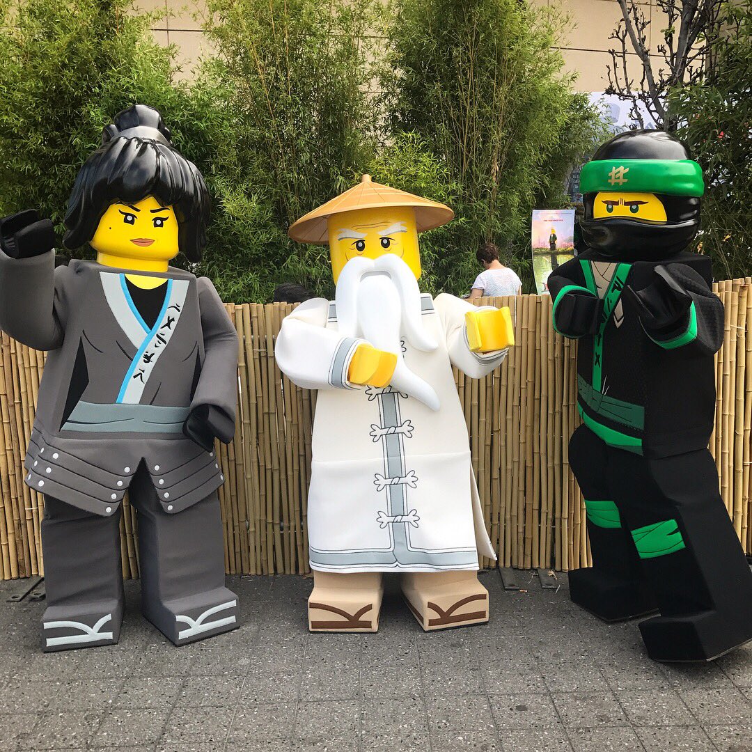 NINJAGOmovie's tweet photo. Time for some NINJOGA (Ninja + Yoga) this morning at #SDCC2017 with some special ninja guests! #LEGONINJAGOMovie https://t.co/Ybums9HI2P