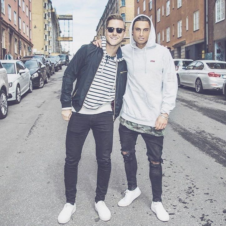 WarnerMusicSwe's tweet photo. "Vi gör det ändå" med @samirbadrans & @viktorfrisks 💥💥💥 Vilken fin respons dom har fått! #samirbadran #viktorfrisk… https://t.co/OScbD8XWdB https://t.co/trJKtrnSzw