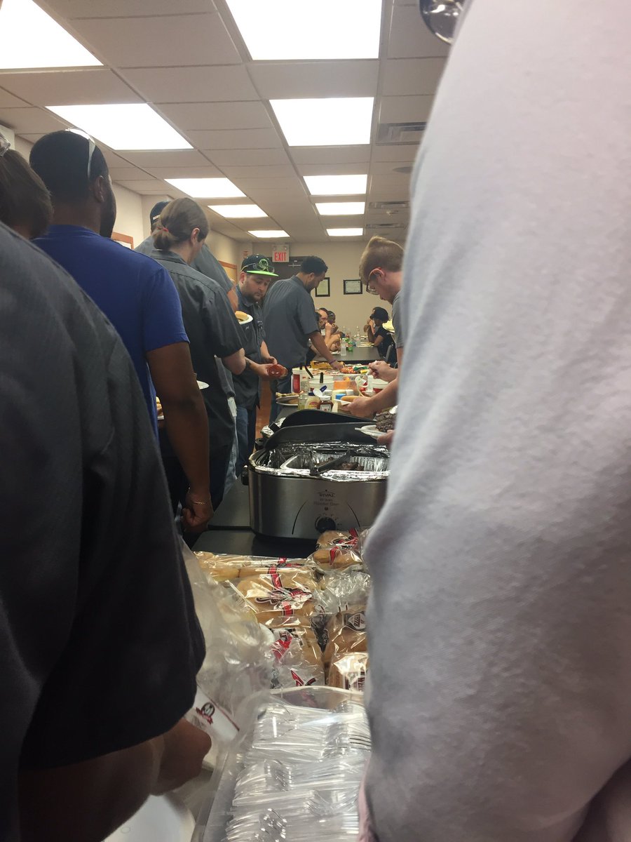 TechmetalsInc's tweet photo. Company safety picnic 🤙👌 spot on! #goodeats #lunch #success https://t.co/e6sM9yxvny