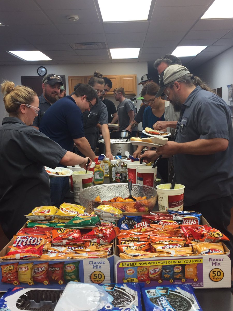 TechmetalsInc's tweet photo. Company safety picnic 🤙👌 spot on! #goodeats #lunch #success https://t.co/e6sM9yxvny