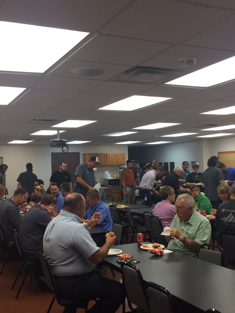 TechmetalsInc's tweet photo. Company safety picnic 🤙👌 spot on! #goodeats #lunch #success https://t.co/e6sM9yxvny