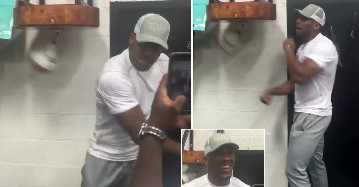 MailSport's tweet photo. Anthony Joshua has a quick hit on the speed bag at Floyd Mayweather's Las Vegas gym https://t.co/mKLQMSyjX1 https://t.co/lWFKwbTPI7