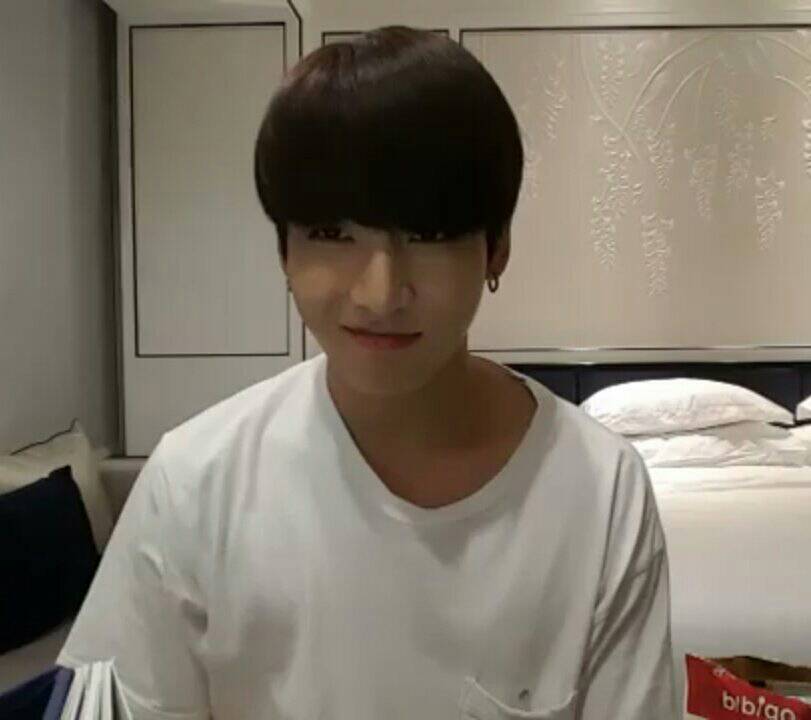Jeon___JK's tweet photo. @Kim__TaehyungV โอ๊ะ! ห้องใครน้าประตูไม่ได้ล็อคด้วย 😀😀 https://t.co/0sVAHNehkS