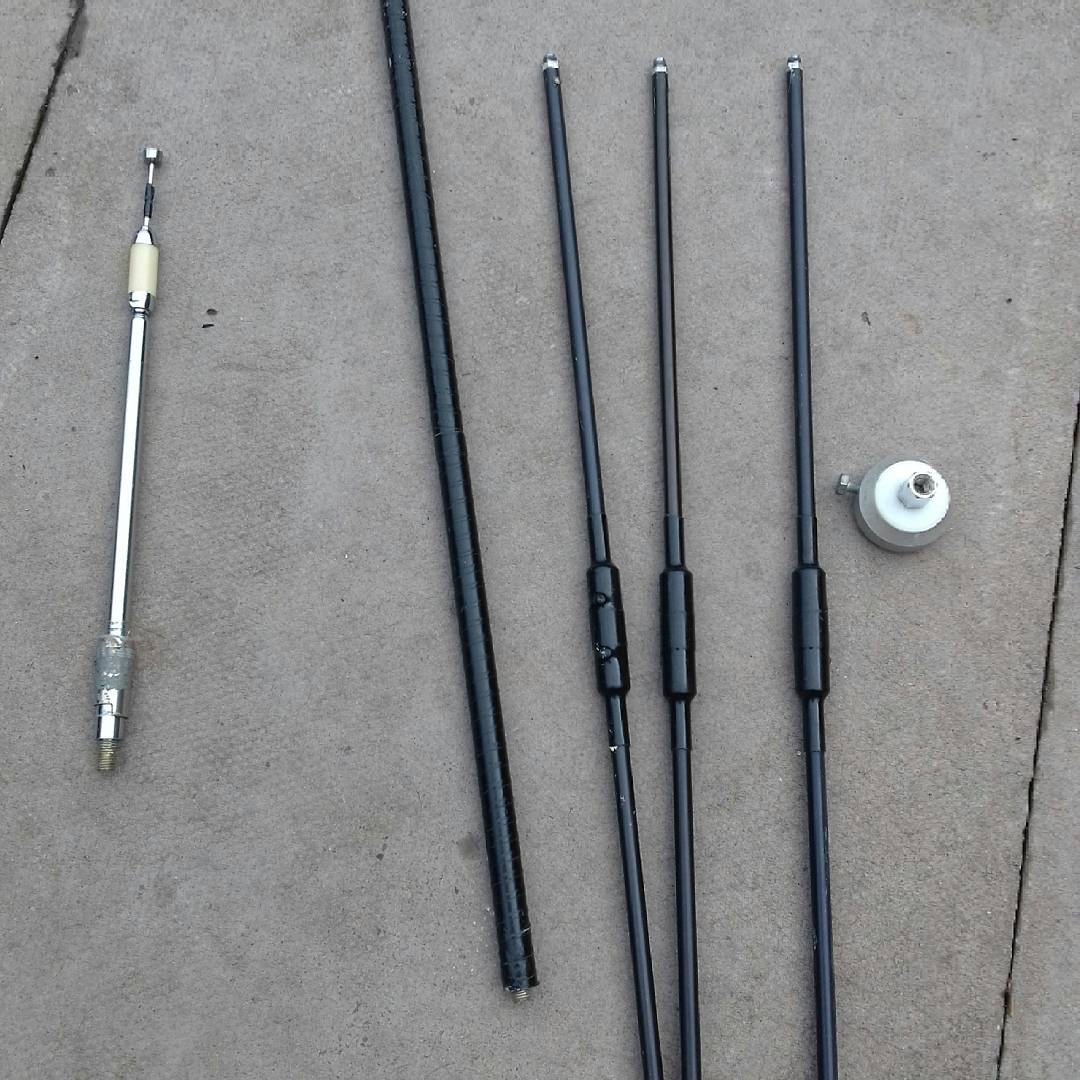 ianhyde72's tweet photo. Some of my new to me portable goodies for 10m and 2m ham bands..  #hamradio #amatuerradio #10m #2m #portableradio #SOTA https://t.co/Q0SnWYDQkd