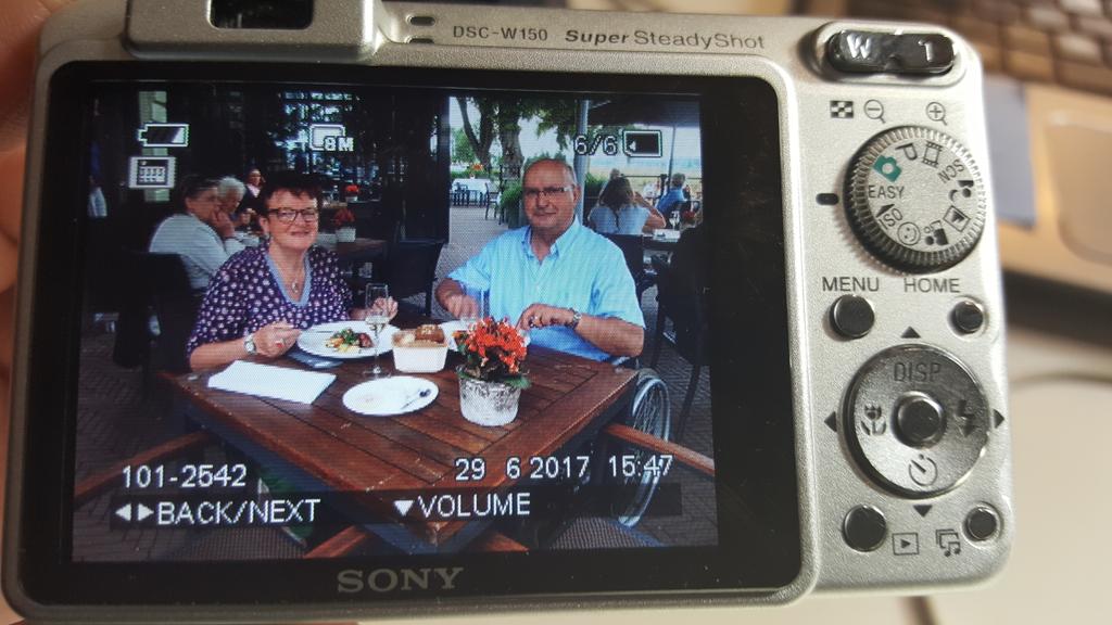 MAMBouwmeester's tweet photo. Toestel op het terras van het #Ijsselhotel #Deventer gevonden. Kent u deze mensen? We zoeken de eigenaren. #dtv #durftevragen. Pls retweet. https://t.co/P1Ufvlaoys