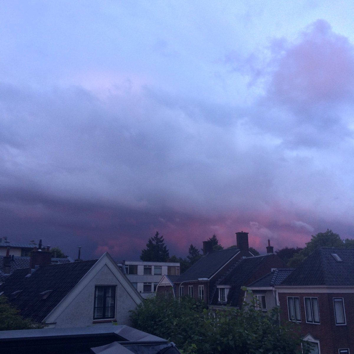 P8inblack's tweet photo. Mooie luchten boven Zeist #CodeToverbal https://t.co/TYbCxcBiRM