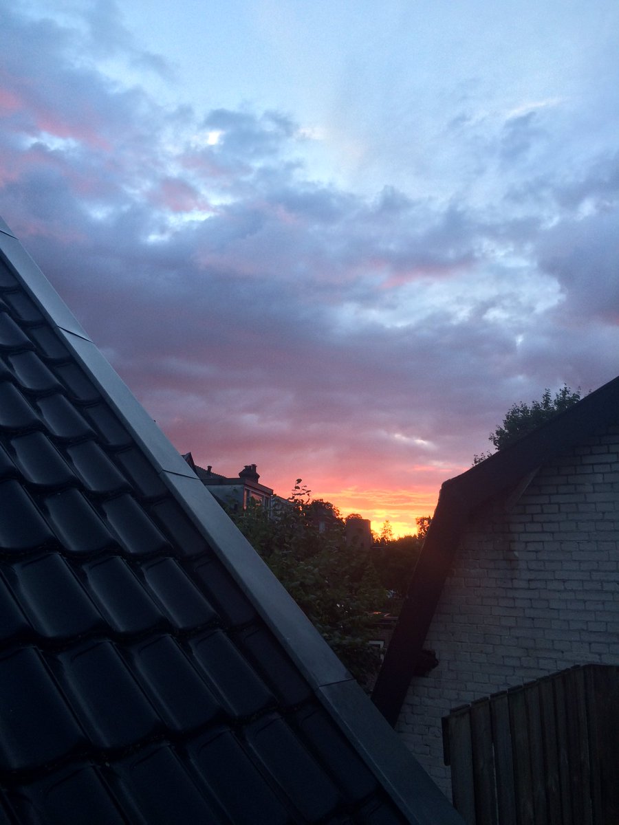 P8inblack's tweet photo. Mooie luchten boven Zeist #CodeToverbal https://t.co/TYbCxcBiRM