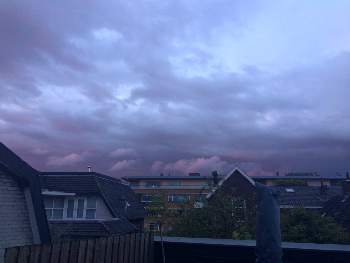 P8inblack's tweet photo. Mooie luchten boven Zeist #CodeToverbal https://t.co/TYbCxcBiRM