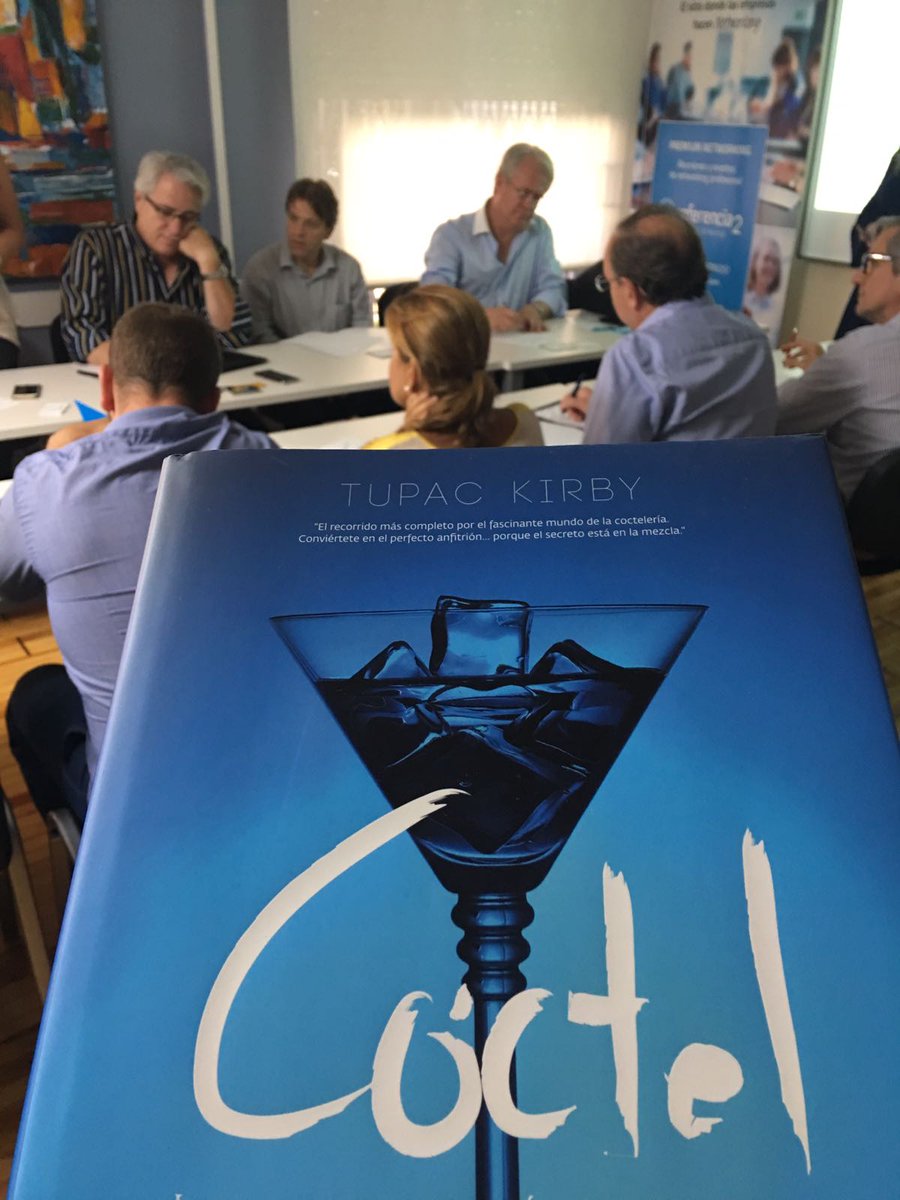 Referencia_2's tweet photo. Hoy en #PremiumNetworking disfrutamos de unos fantásticos cócteles de mano de @thecocktailroom #Networking y #cóctel ¡combinación perfecta!👏 https://t.co/RuwJlmePo7