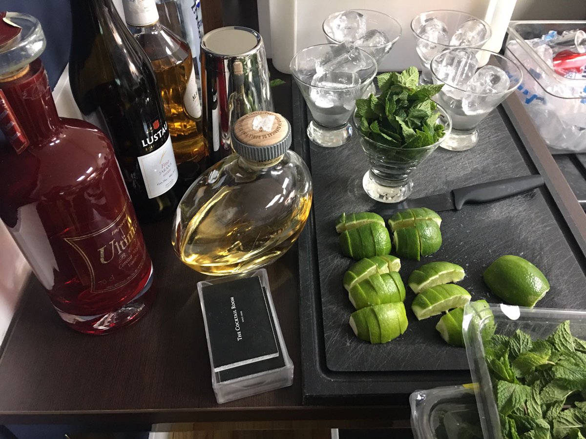 Referencia_2's tweet photo. Hoy en #PremiumNetworking disfrutamos de unos fantásticos cócteles de mano de @thecocktailroom #Networking y #cóctel ¡combinación perfecta!👏 https://t.co/RuwJlmePo7